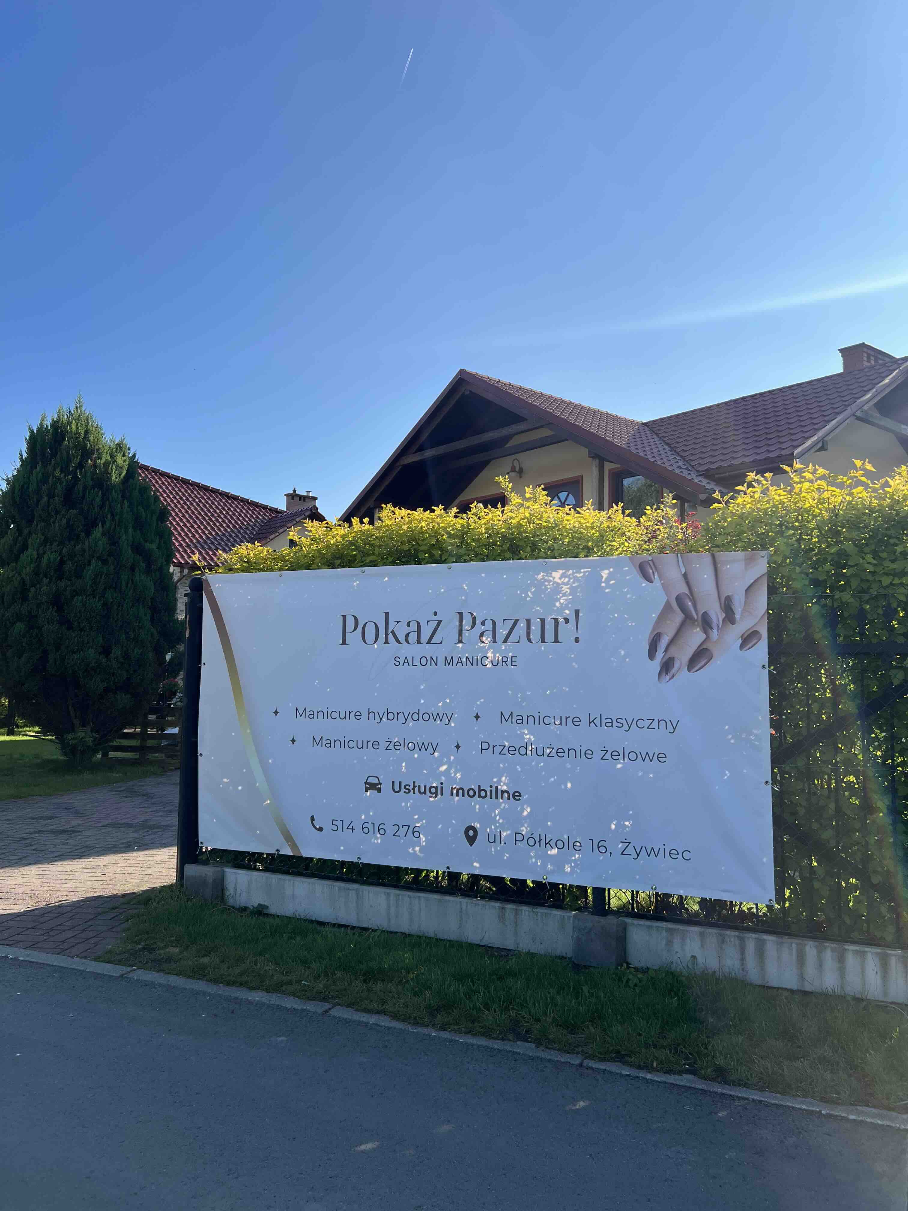 Widok z ulicy na Pokaż Pazur Anna Marcak